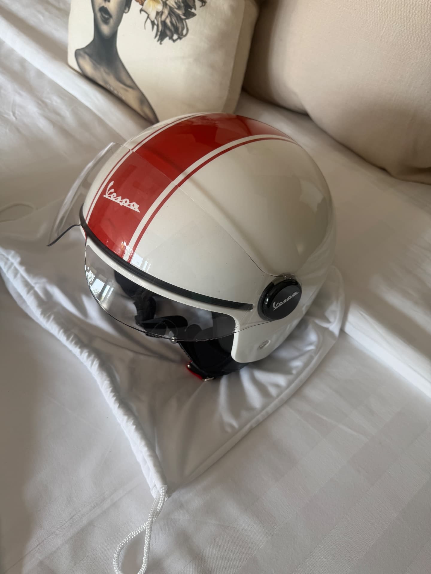 2 x Brand New Vespa Helmet (1/5)