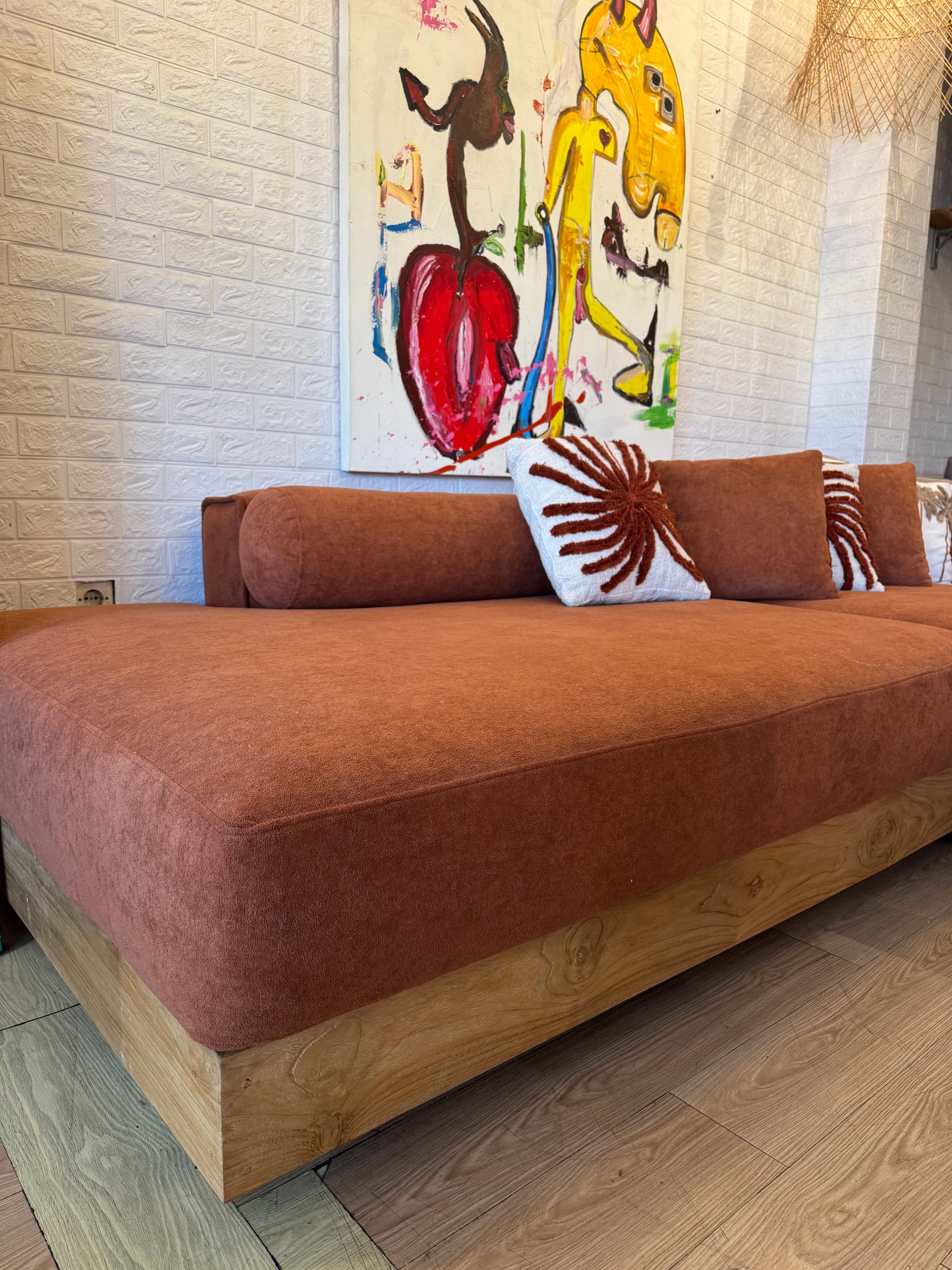 Sofa coklat berbentuk L (1/3)