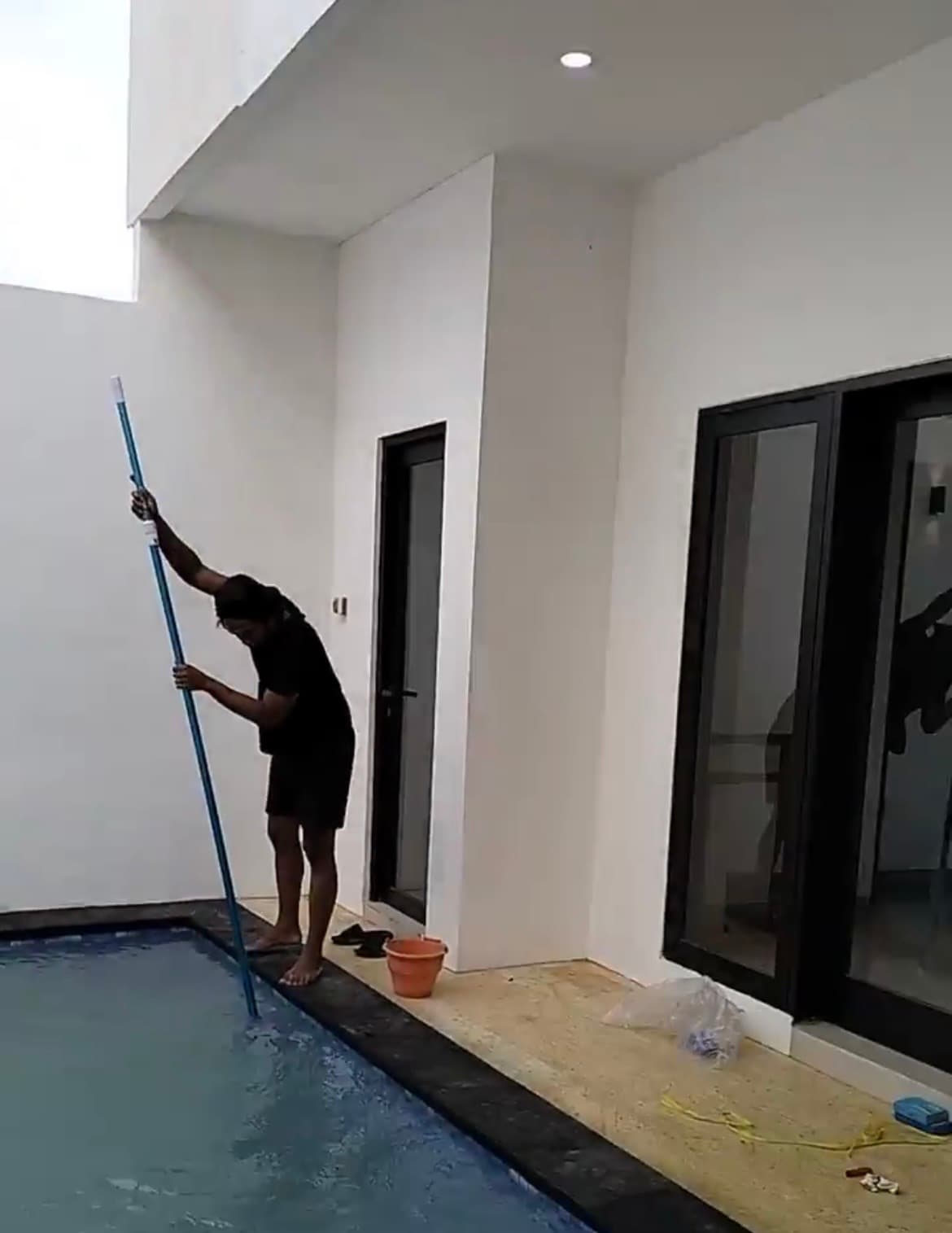 Swimming Pool Cleaning Service (1/3)