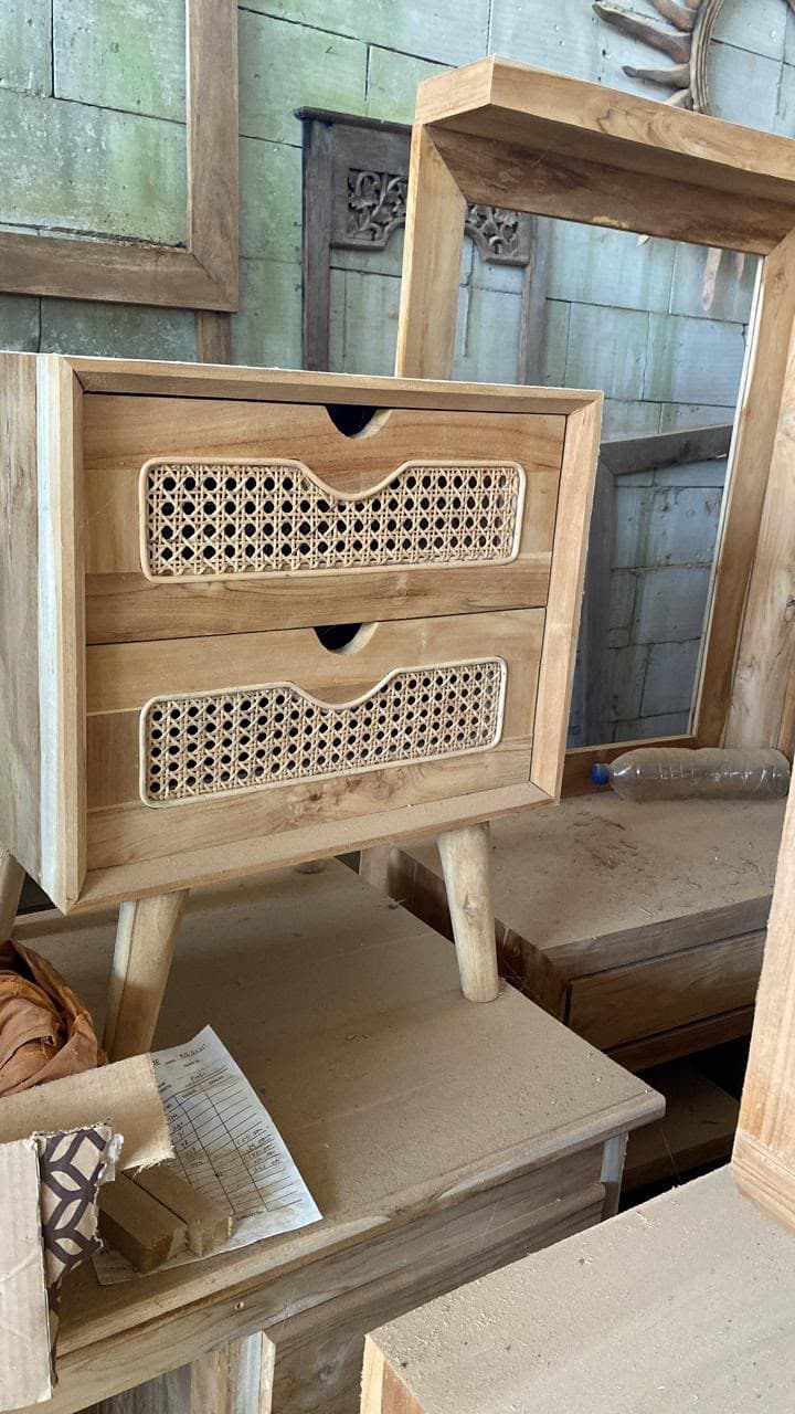 TABLE DE CHEVET EN BOIS DE TECK & ROTIN NATUREL (1/2)