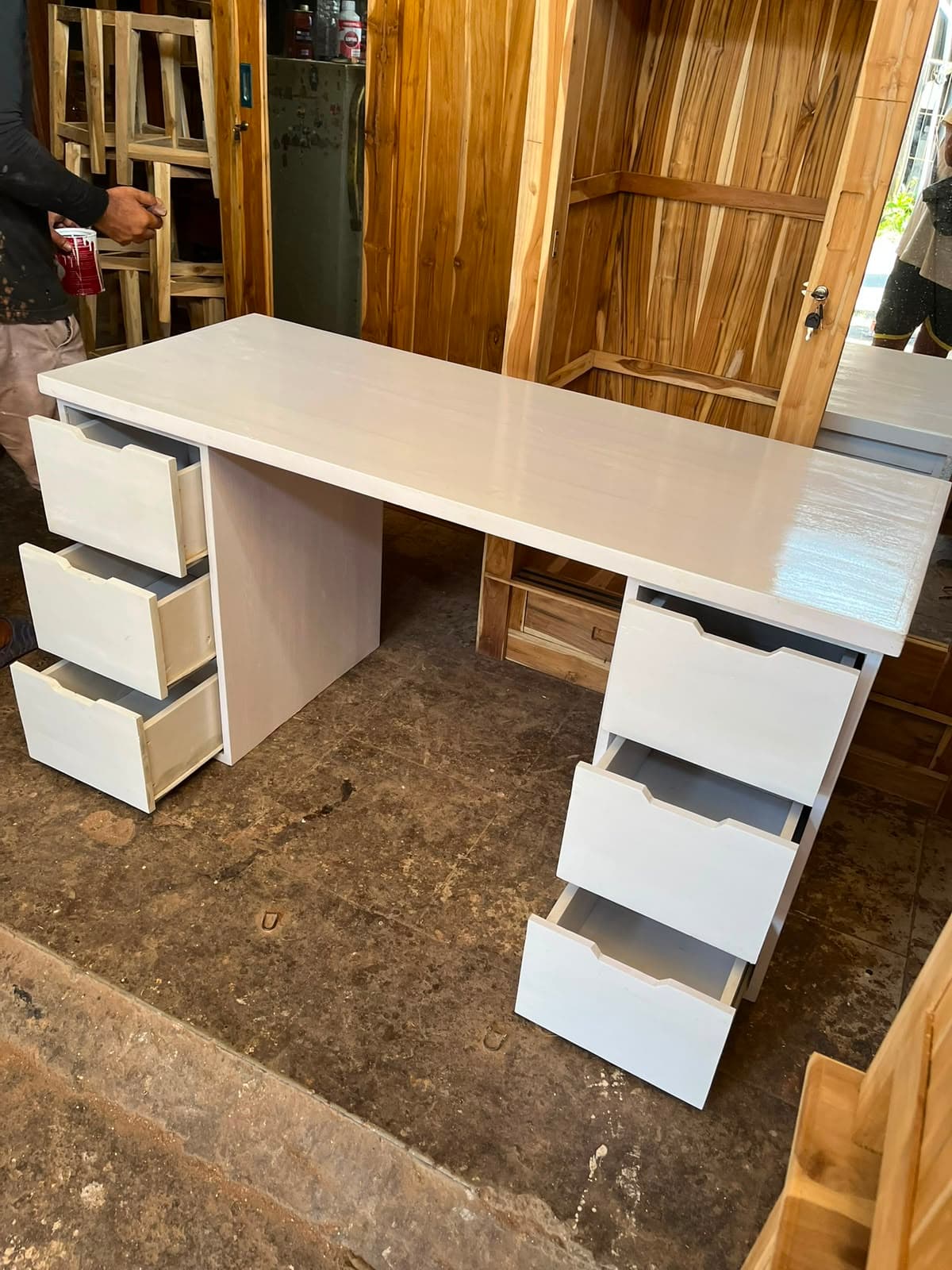 Bureau de travail minimaliste (1/2)