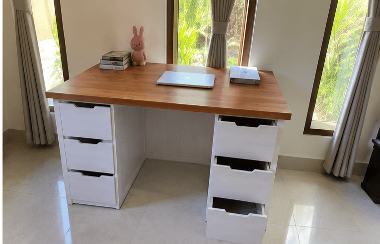 Bureau de travail minimaliste — photo 1