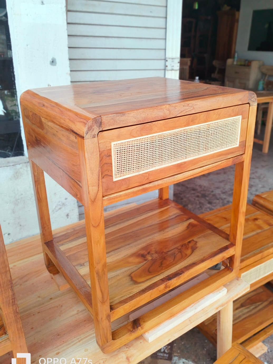 TABLE DE CHEVET EN BOIS DE TECK (1/3)