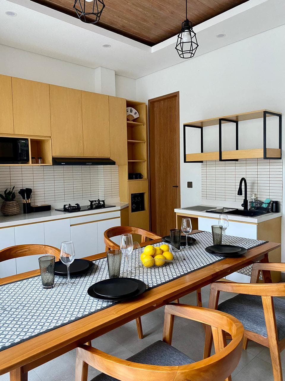 4BR BERAWA ENCLOSED Villa with Rooftop (1/5)