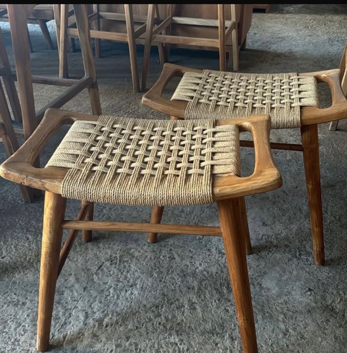 Kursi Stool Kayu dengan Anyaman Tali (1/2)