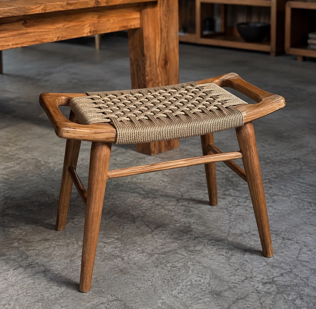 Kursi Stool Kayu dengan Anyaman Tali (1/2)