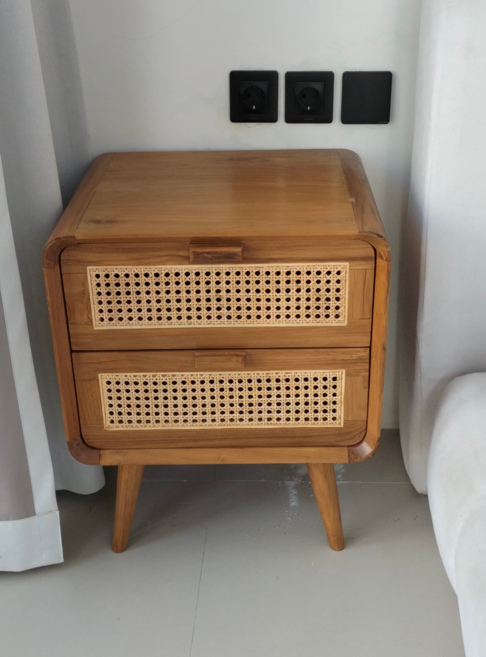 Nakas Kayu dan Rotan – 2 Laci (1/2)