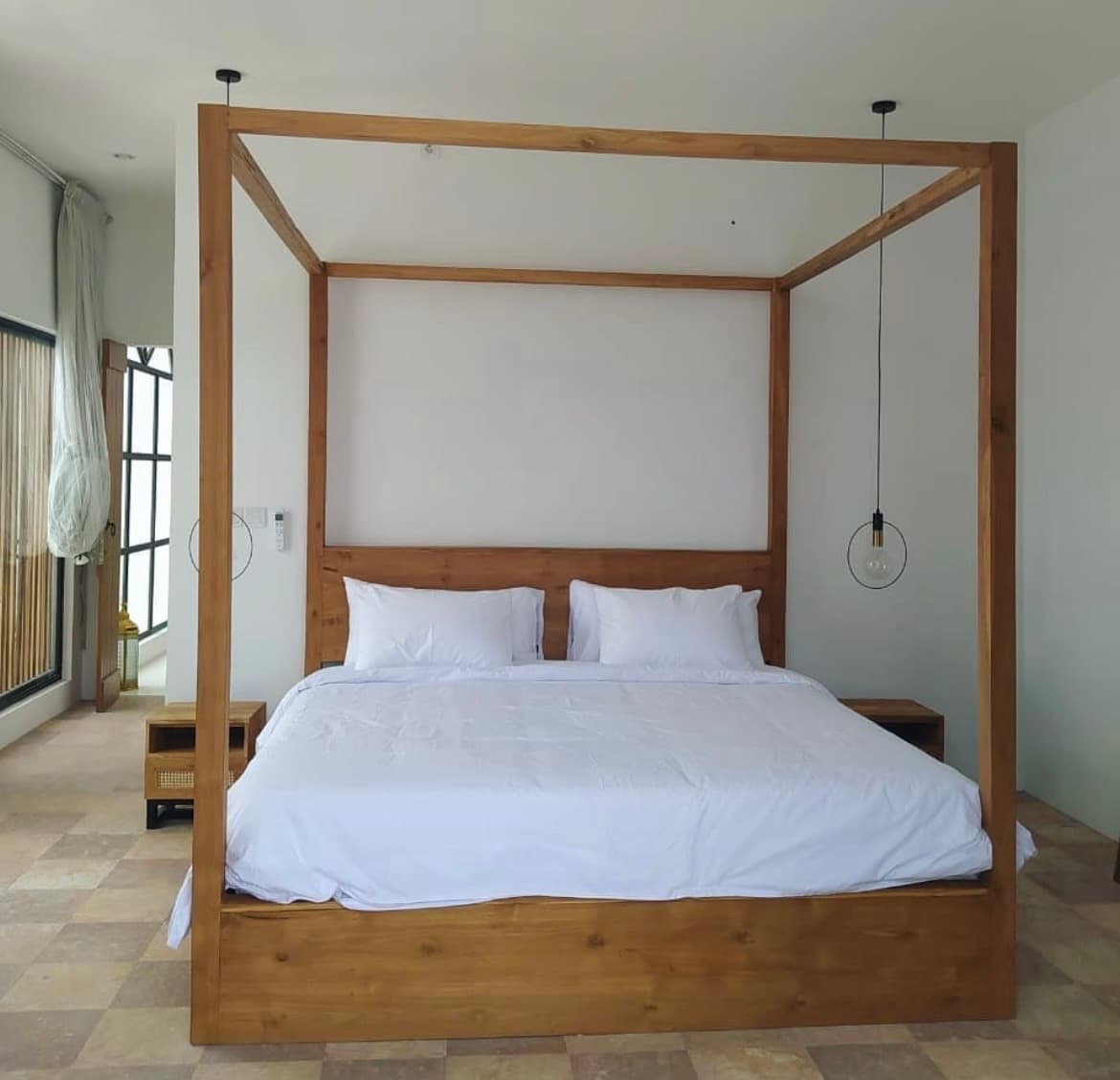 Tempat Tidur Kayu dengan Kanopi – Desain Natural (1/2)