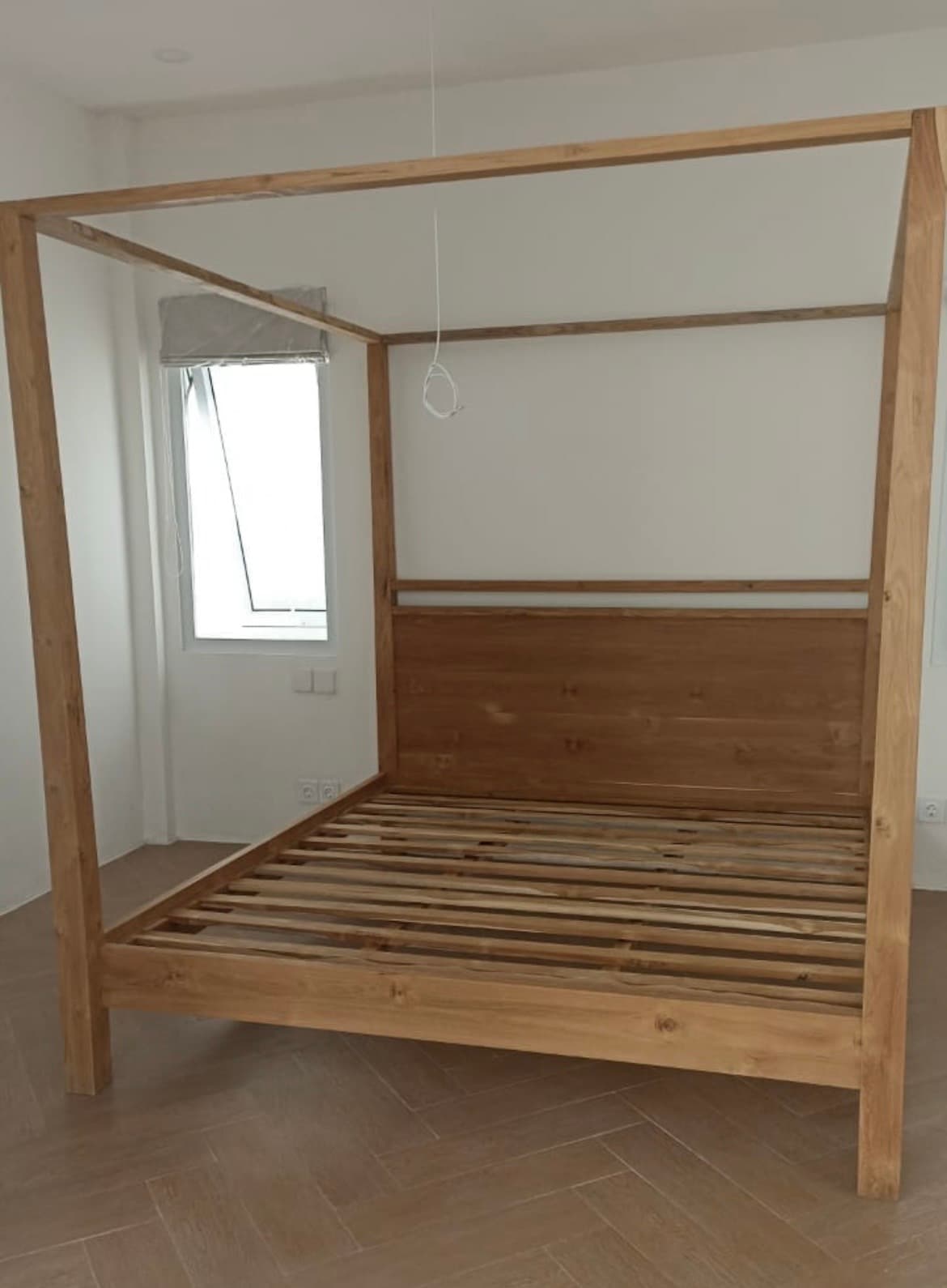 Tempat Tidur Kayu dengan Kanopi – Desain Natural (1/2)
