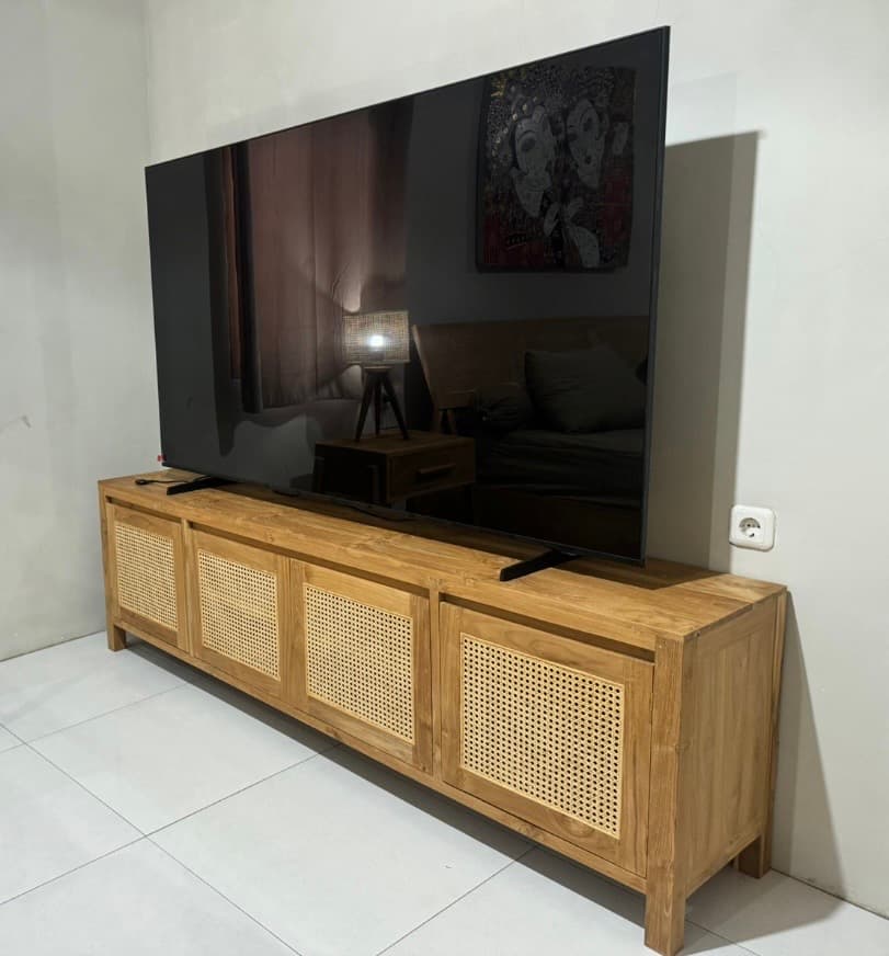 TV Cabinet Kayu dengan Panel Rotan (1/2)