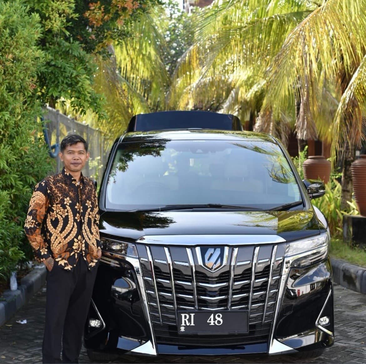 Sewa Toyota Alphard dengan Sopir — foto 1