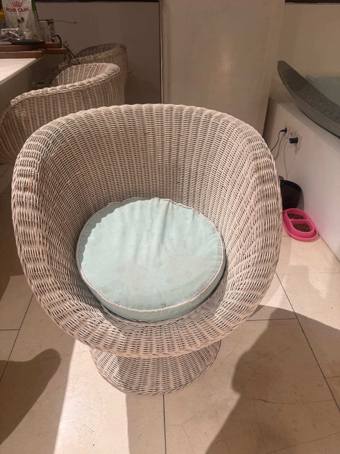 Table and chairs (1/2)