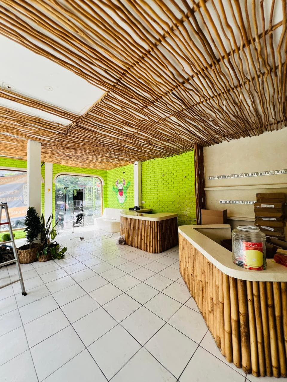 Shop for rent on Jalan Mertanadi. Suitable for shops, showrooms, agencies, offices, restaurants and café... (1/3)
