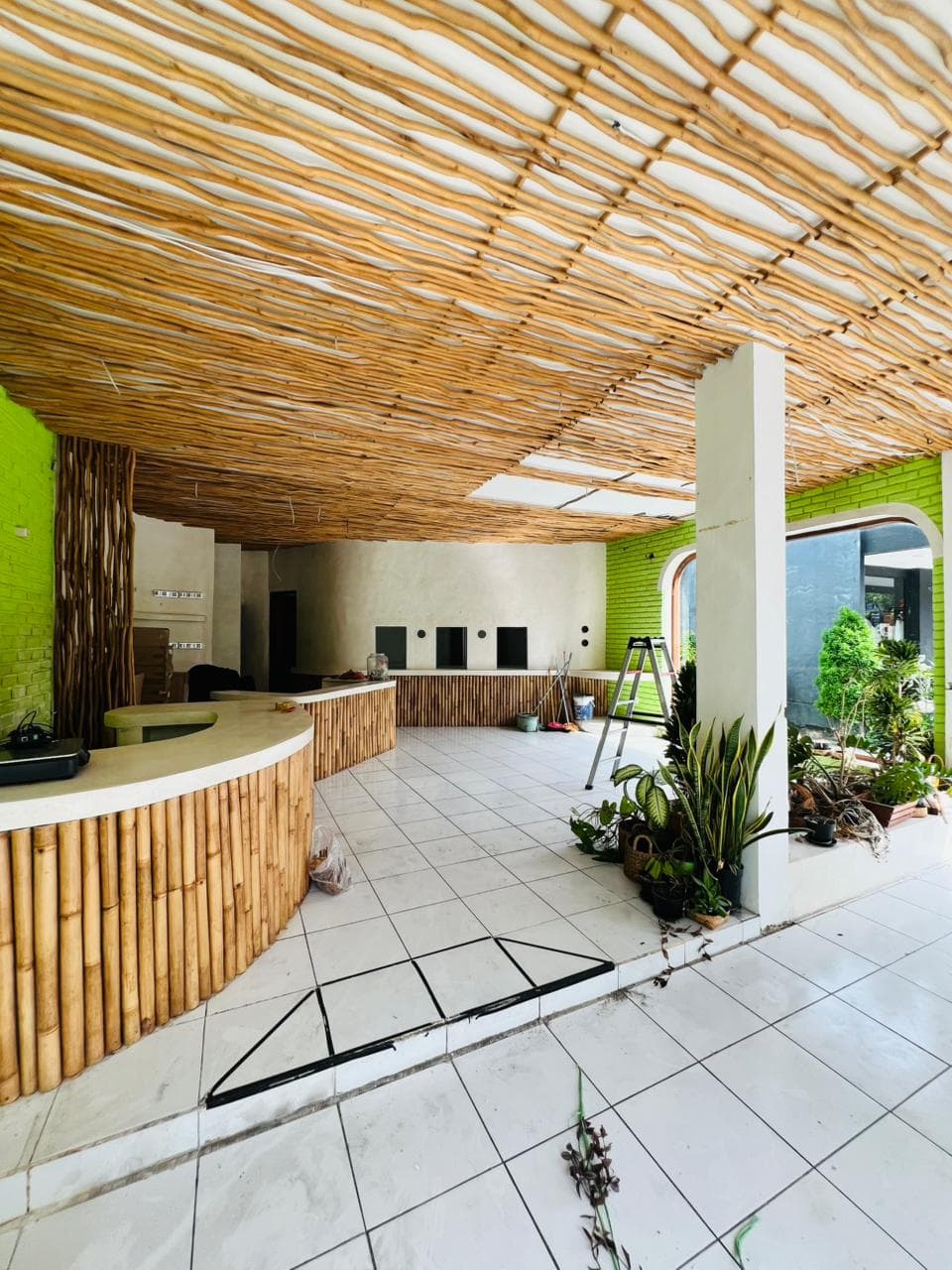 Shop for rent on Jalan Mertanadi. Suitable for shops, showrooms, agencies, offices, restaurants and café... (1/3)