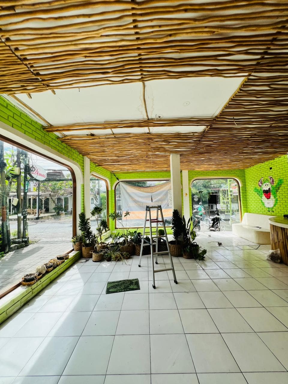 Shop for rent on Jalan Mertanadi. Suitable for shops, showrooms, agencies, offices, restaurants and café... (1/3)