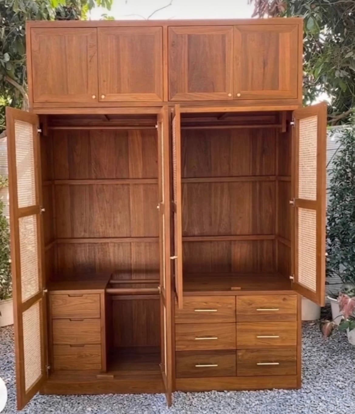 Armoire à vêtements en rotin minimaliste (1/2)