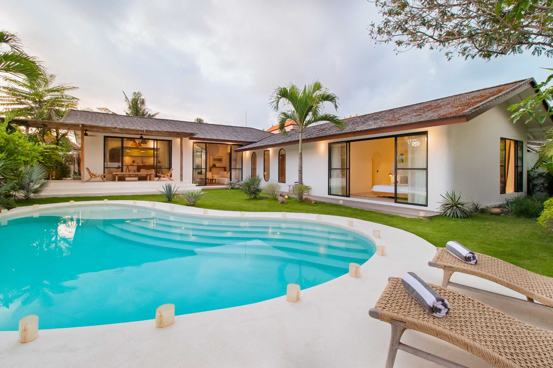 Villa Panas Sekali – Modern 3-Bedroom Tropical Villa in Canggu (1/3)