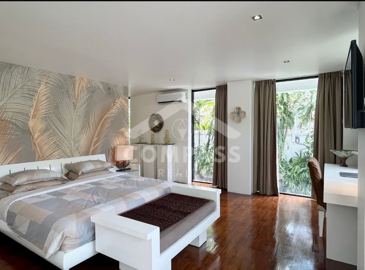 Villa 5 Kamar Tidur Baru Direnovasi di Seminyak (1/3)