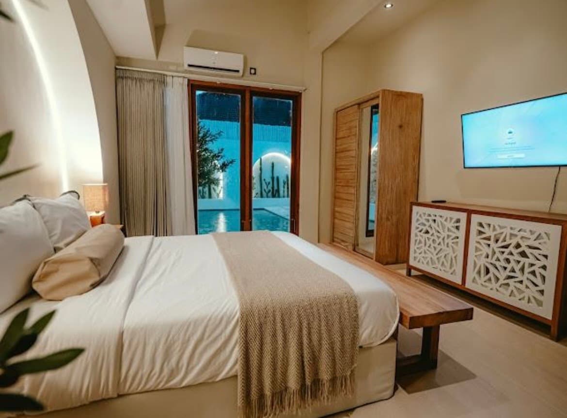 Villa 3 Kamar Tidur Baru Direnovasi di Seminyak (1/3)