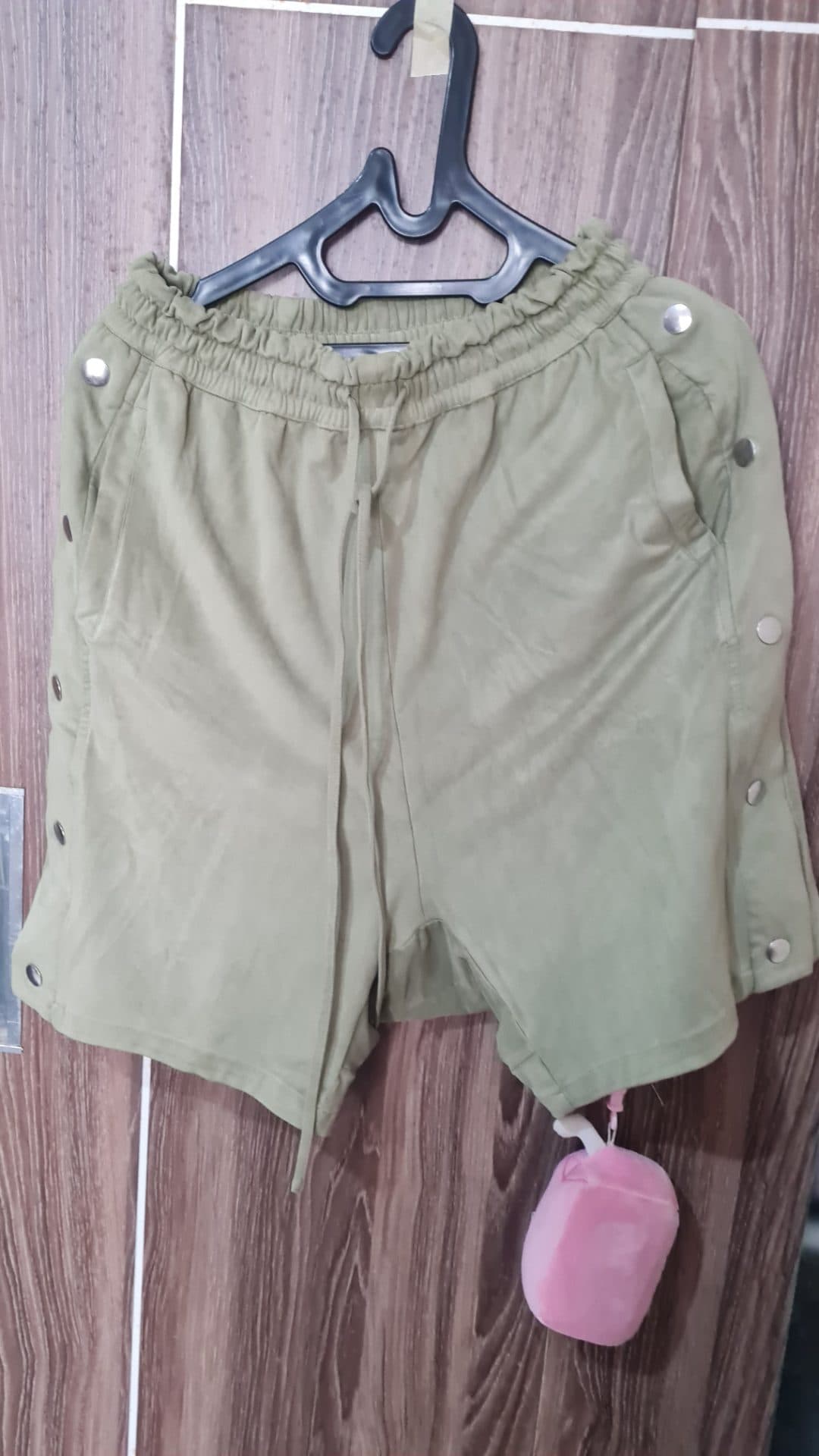SAGE GREEN CASUAL SHORTS – SIZE M (1/3)