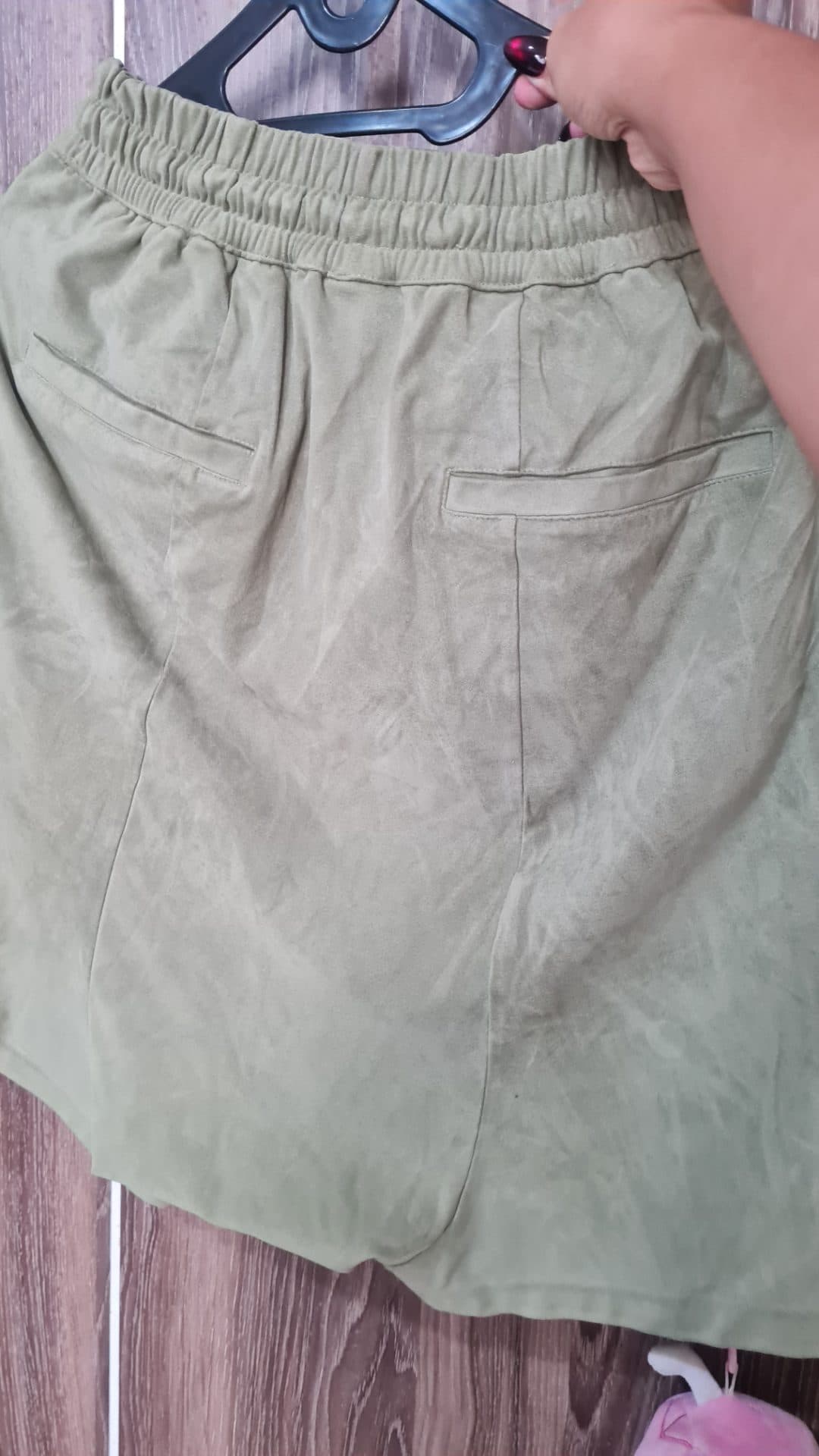 SAGE GREEN CASUAL SHORTS – SIZE M (1/3)