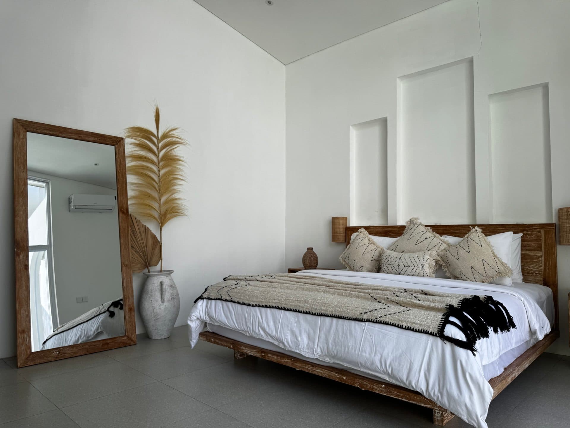 LUXURIOUS MEDITERRANEAN STYLE VILLA WITH OFFICE AND GARDEN UNGASAN ULUWATU BALI (1/3)