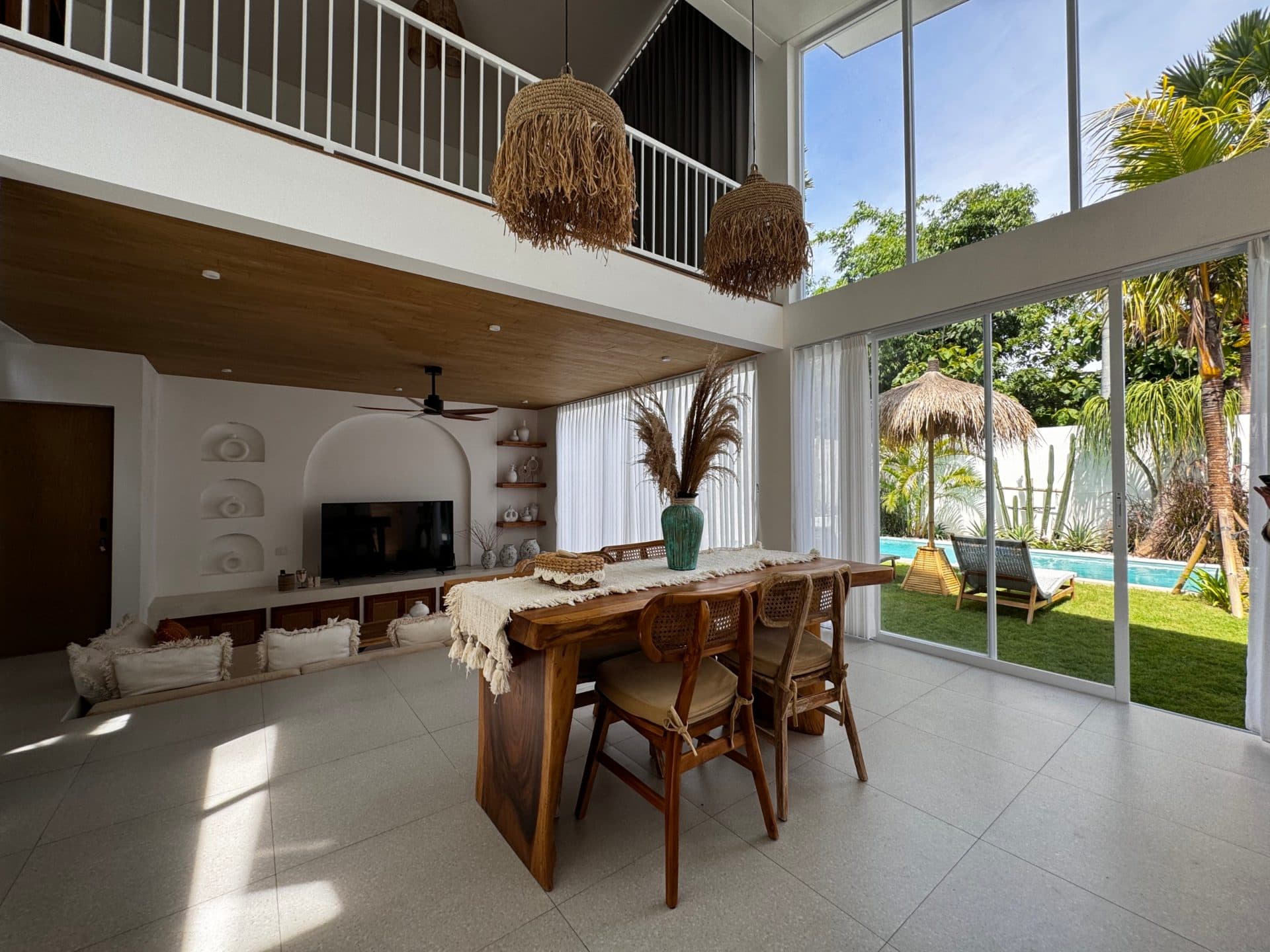 LUXURIOUS MEDITERRANEAN STYLE VILLA WITH OFFICE AND GARDEN UNGASAN ULUWATU BALI (1/3)
