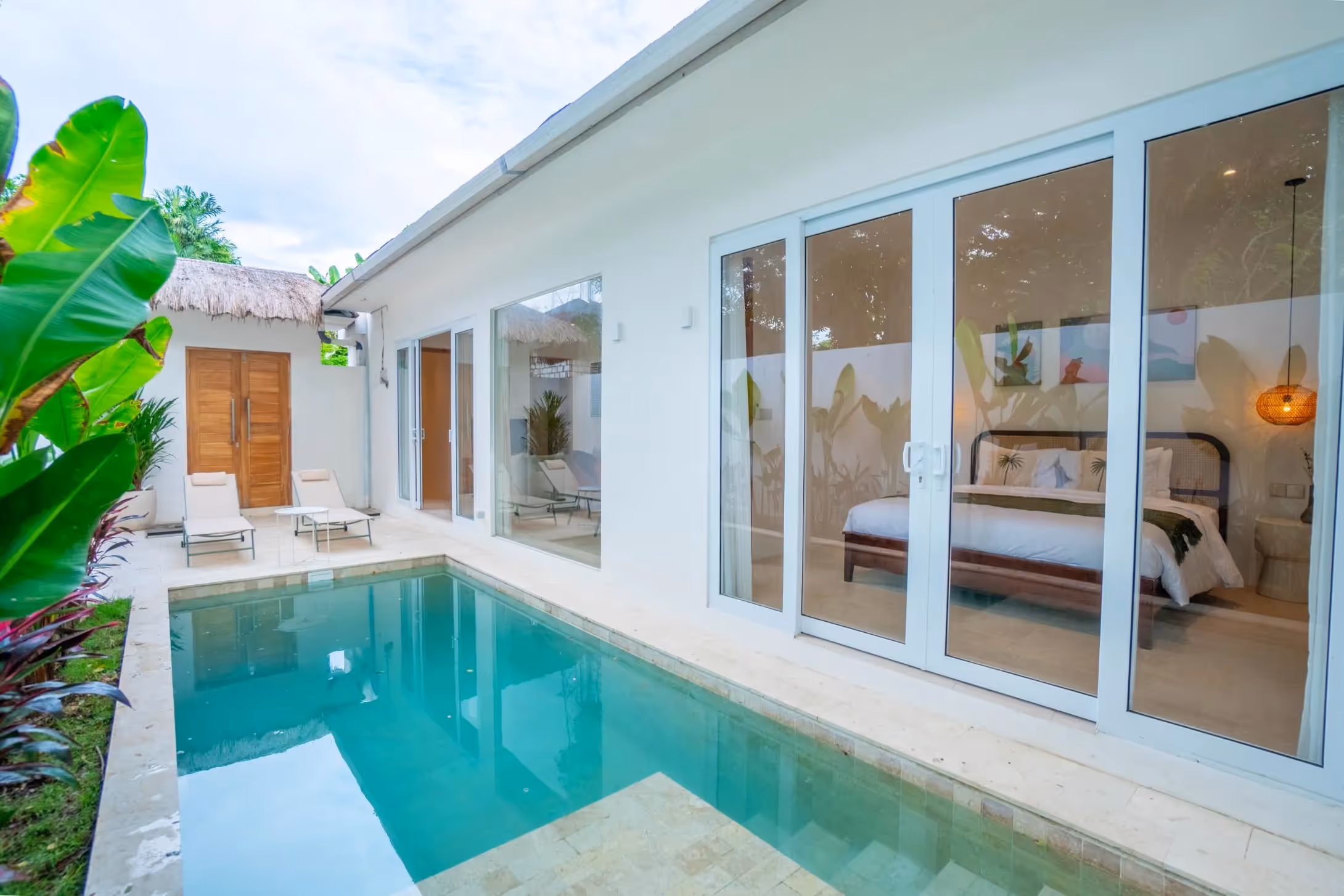 Lyra at Melasti – Ready-to-Move Leasehold 1.5 BR with Office & Pool (1/11)