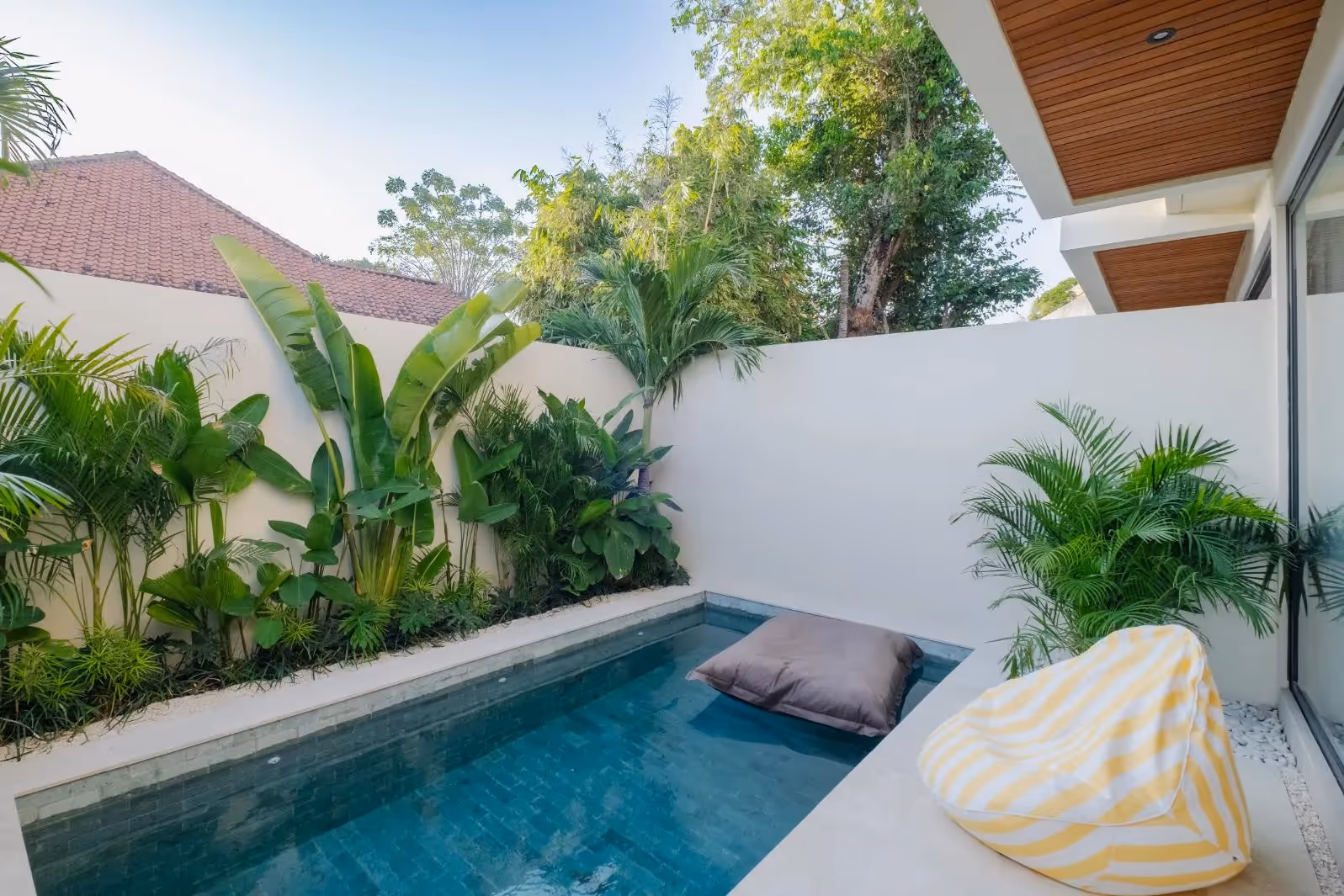 Zarica Townhouse - Townhouse Leasehold Modern 1 Kamar Tidur dengan Kolam Renang Pribadi di Tumbak Bayuh (1/9)
