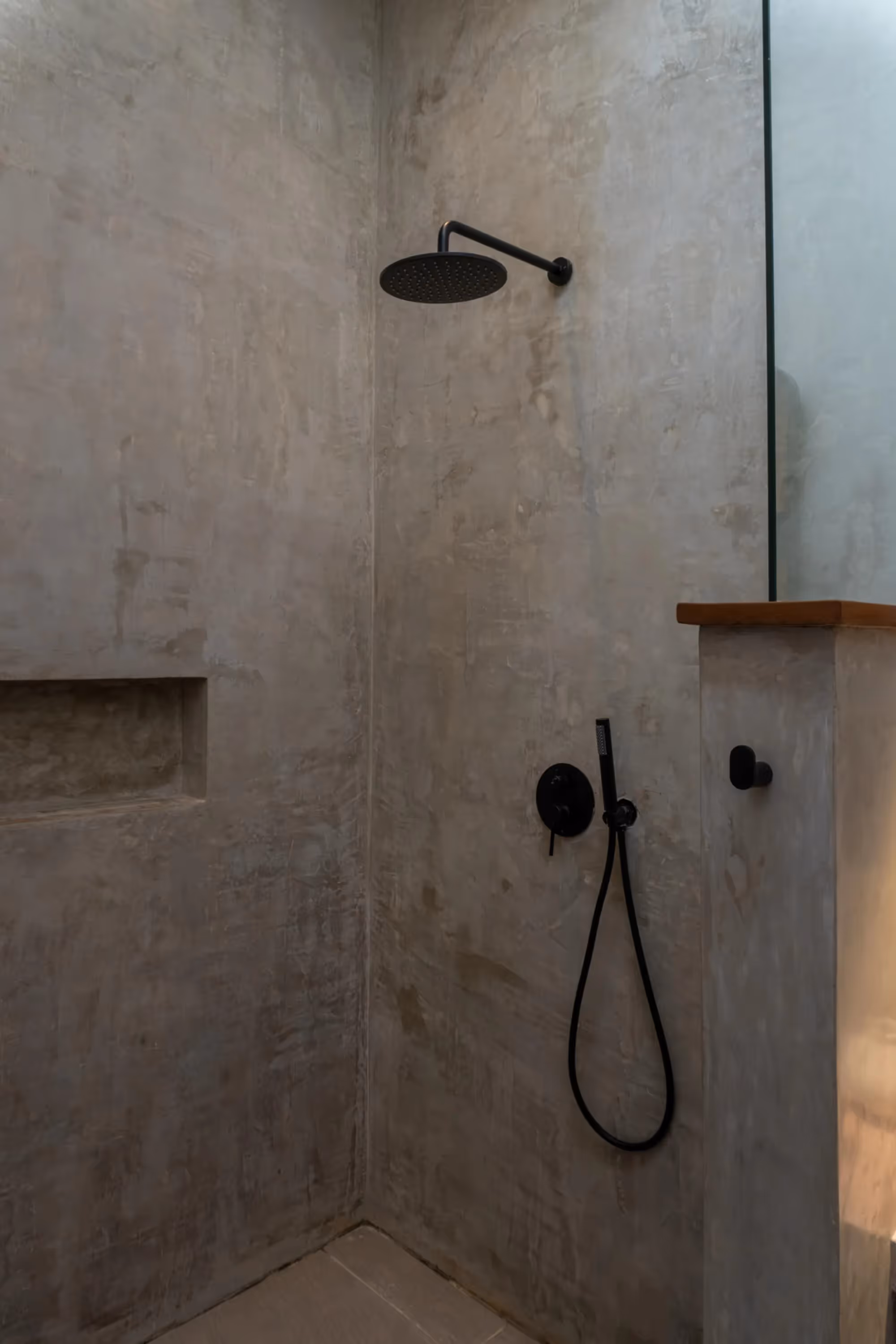 Mioa Villa - Fully Furnished 1BDR with Modern Design & Rooftop Shower (1/11)