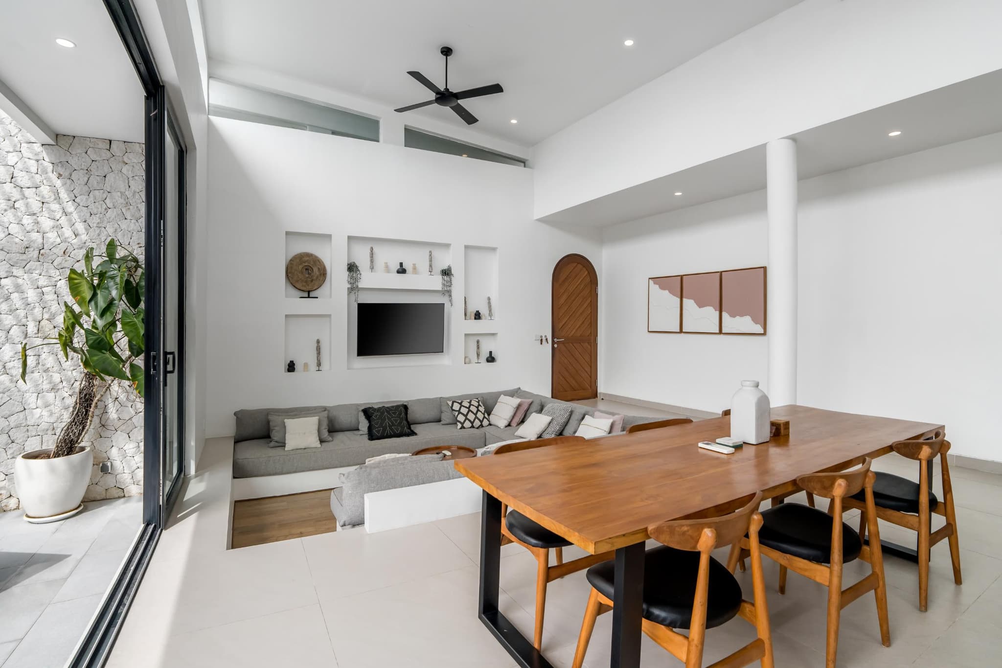 Casa Valensa – Modern 3BDR Villa with Spacious Design & Pool (1/17)