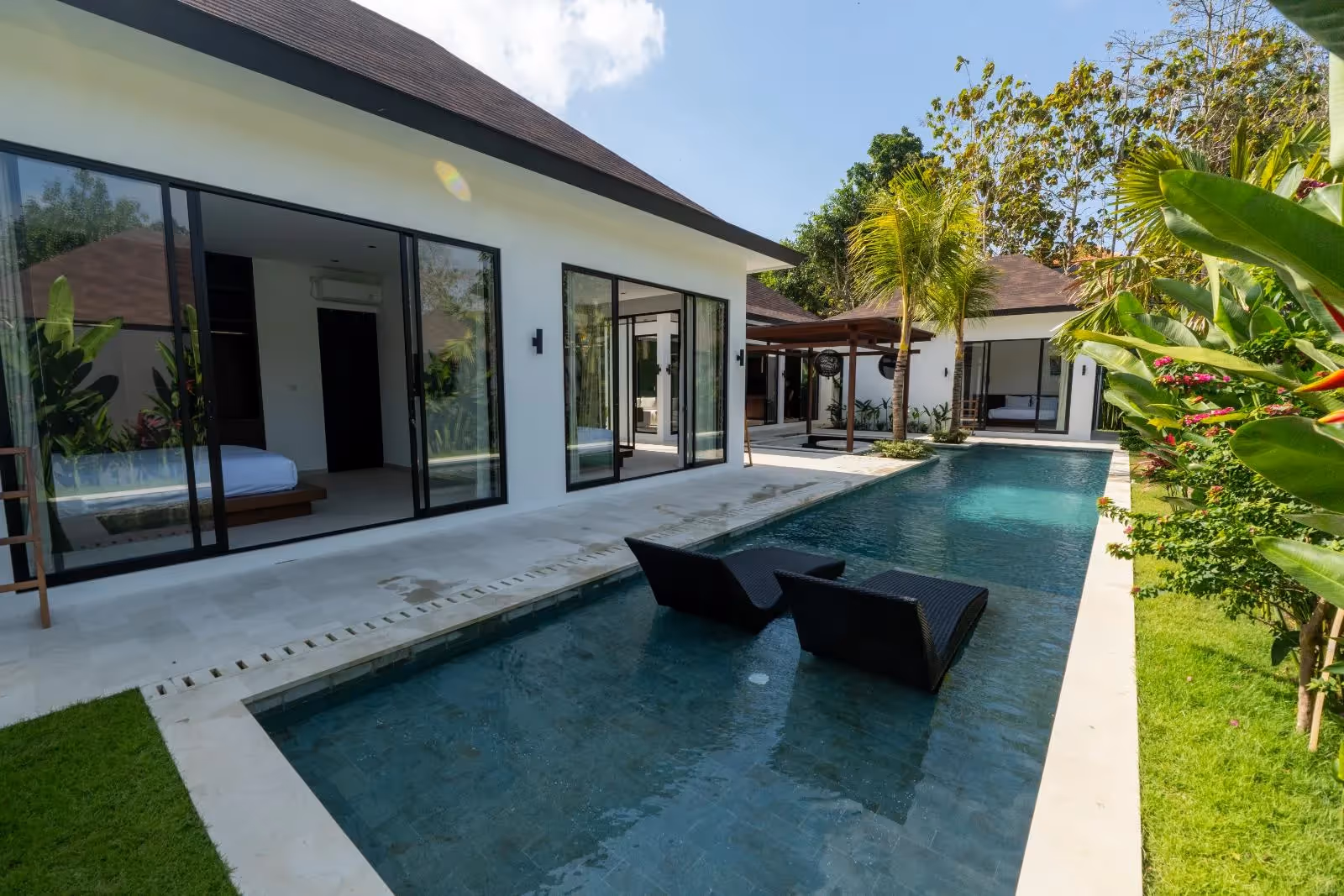 Villa Alira - Villa Modern 3 Kamar Tidur dengan Kolam Renang dan Ruang Duduk Tenggelam di Ungasan — foto 1