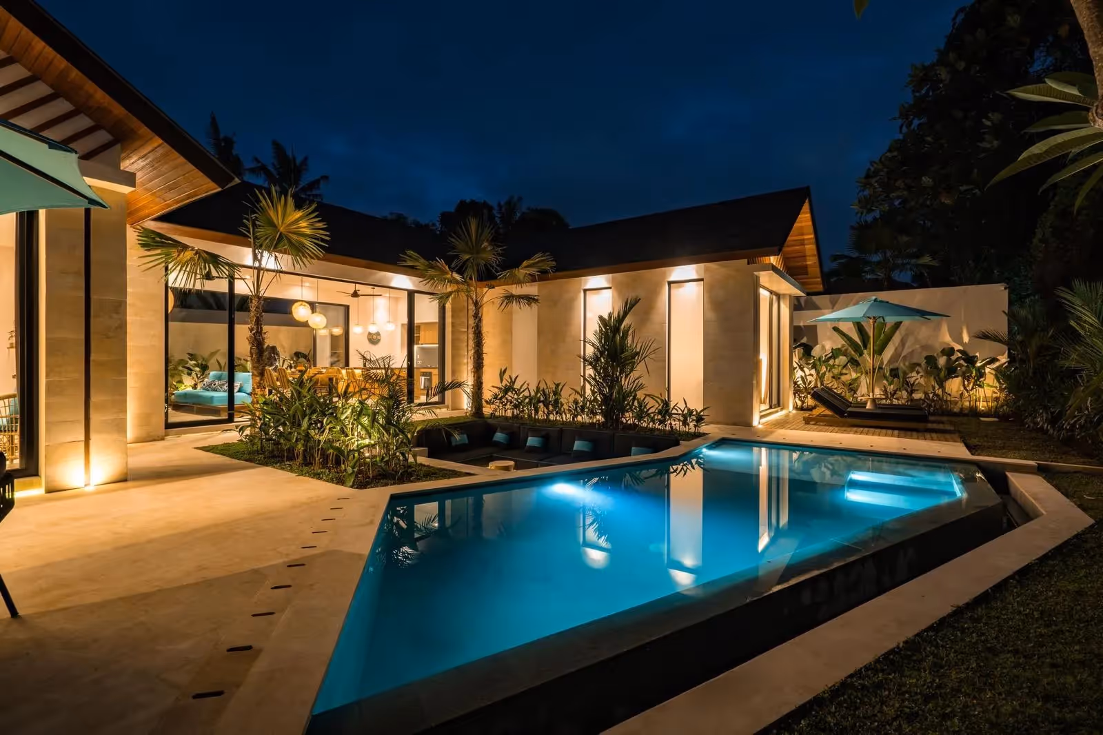 Savira à Ubud – Bail de 2 chambres avec piscine et coin salon extérieur — photo 1