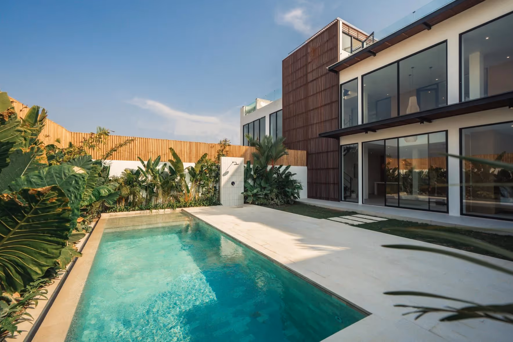 Aquarei à Batu Bolong – 4 chambres entièrement meublé avec rooftop et piscine privée — photo 1