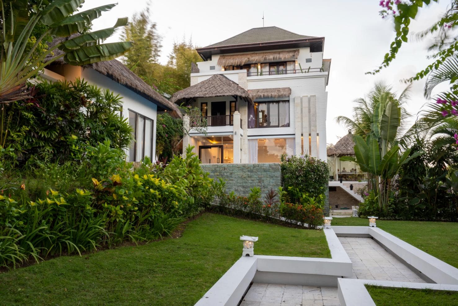 Blancara Estate – Elegant 4BR Bukit Villa with Garden & Office (1/18)