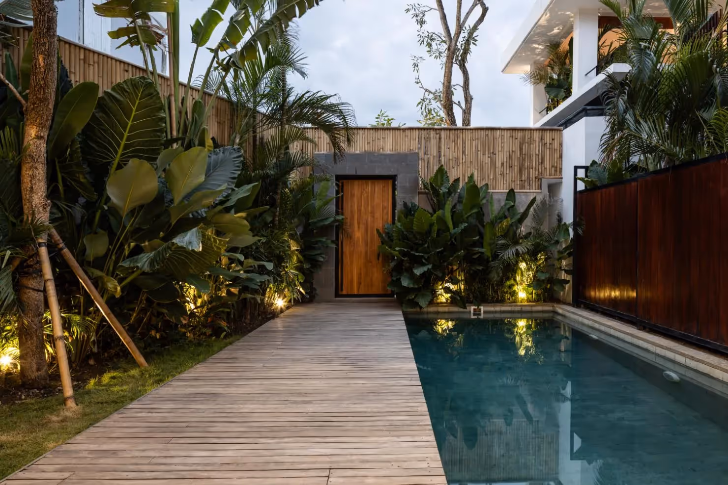 Villa Alinda - Modern 3-Bedroom Leasehold Villa with Rooftop Lounge in Batu Bolong (1/11)