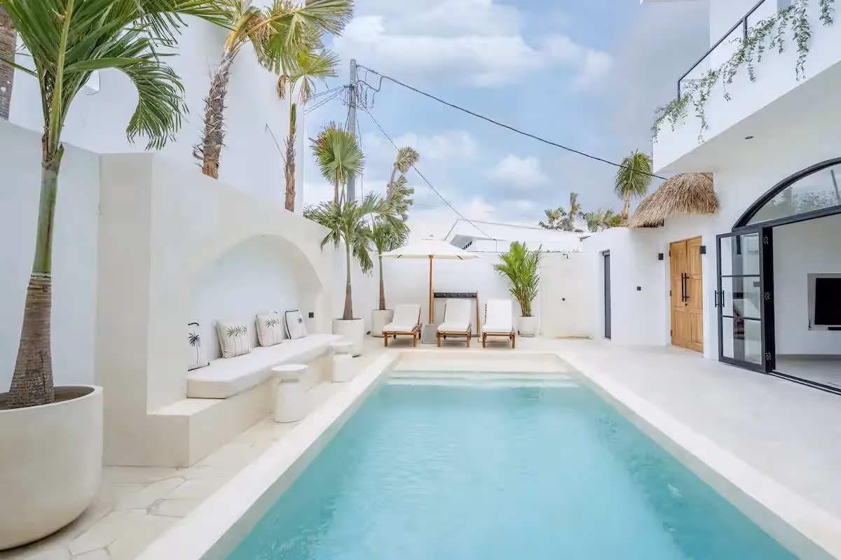 Villa Almare – Villa Modern 2 Kamar Tidur dengan Taman & Lounge Tepi Kolam Renang (1/9)