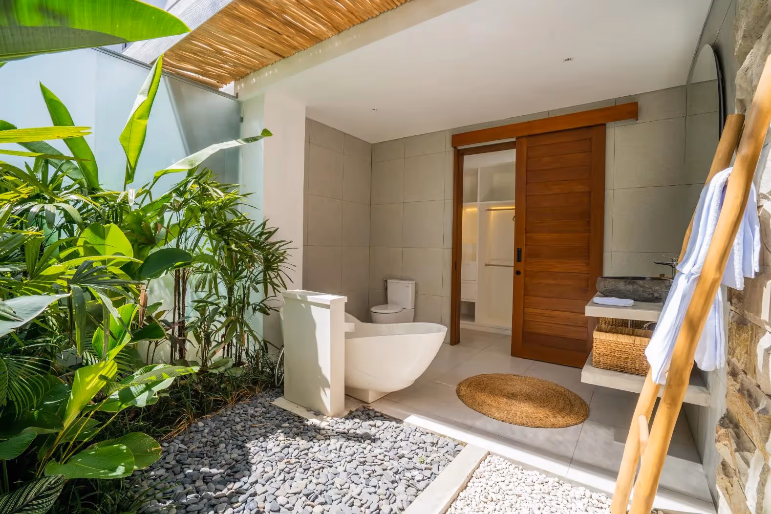 Suma Villa – 4BR Tropical Villa with Pool & Outdoor Bathroom (1/7)