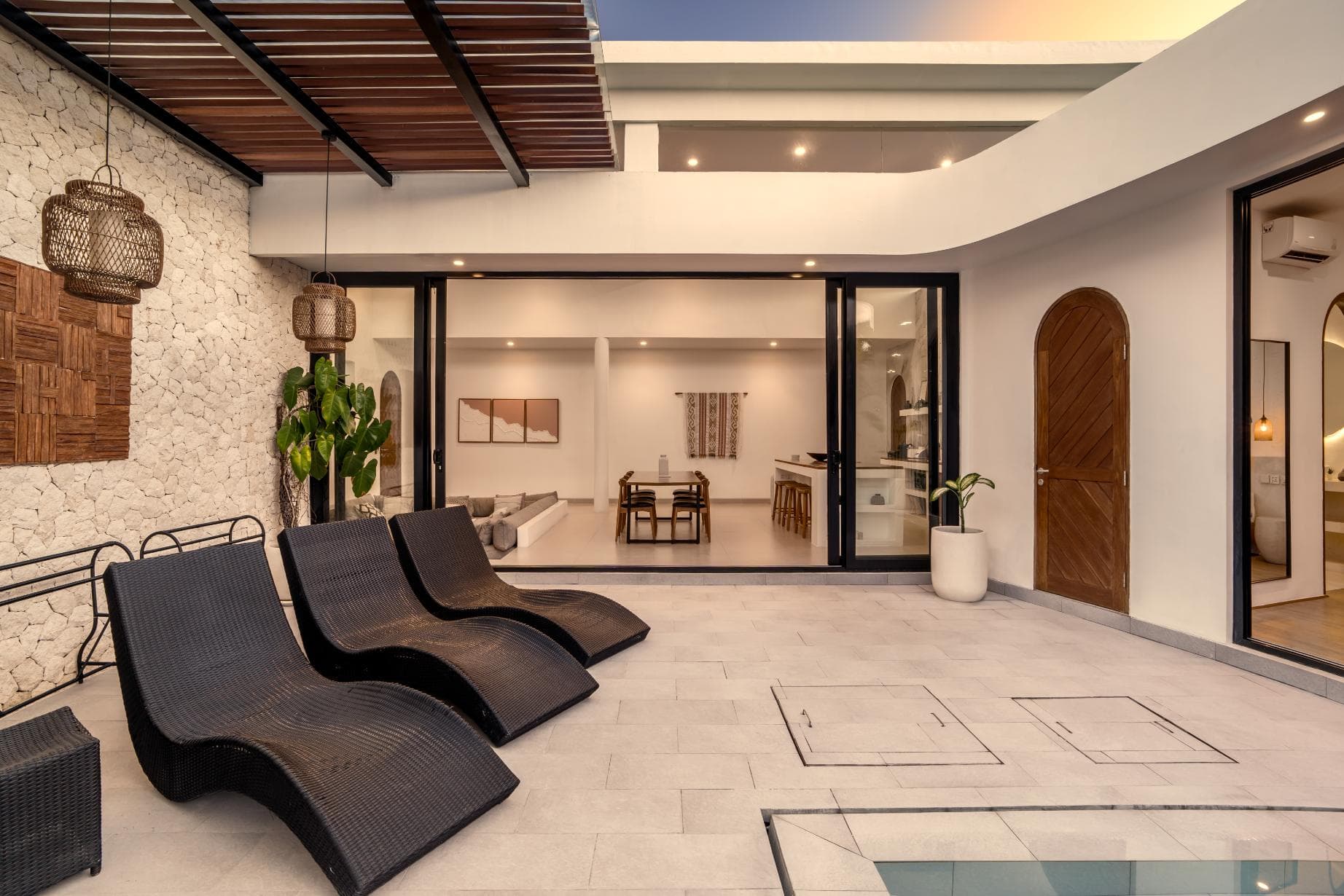 Casa Valensa – Modern 3BDR Villa with Spacious Design & Pool (1/17)