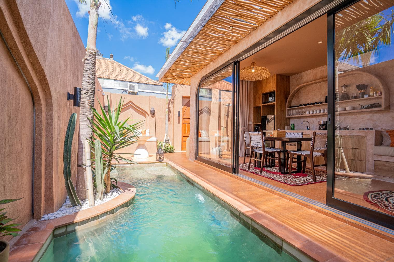 Marona à Umalas – Villa d'investissement tropicale 1 chambre avec salon encastré — photo 1