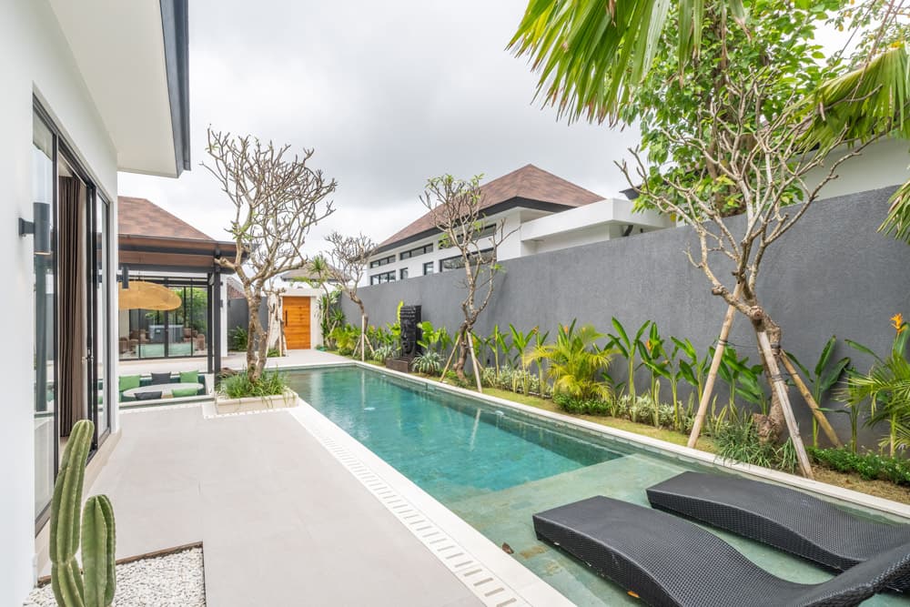 The Kavero Ungasan – Contemporary Tropical Villa with Linear Pool Courtyard (1/13)