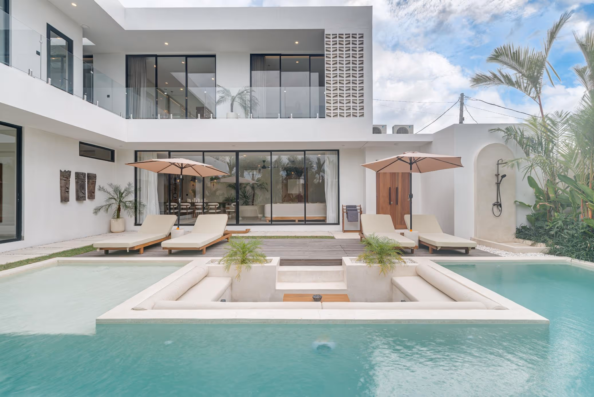Slavina à Tumbak Bayuh – Villa moderne 5 chambres avec salon encastré et grande piscine privée — photo 1
