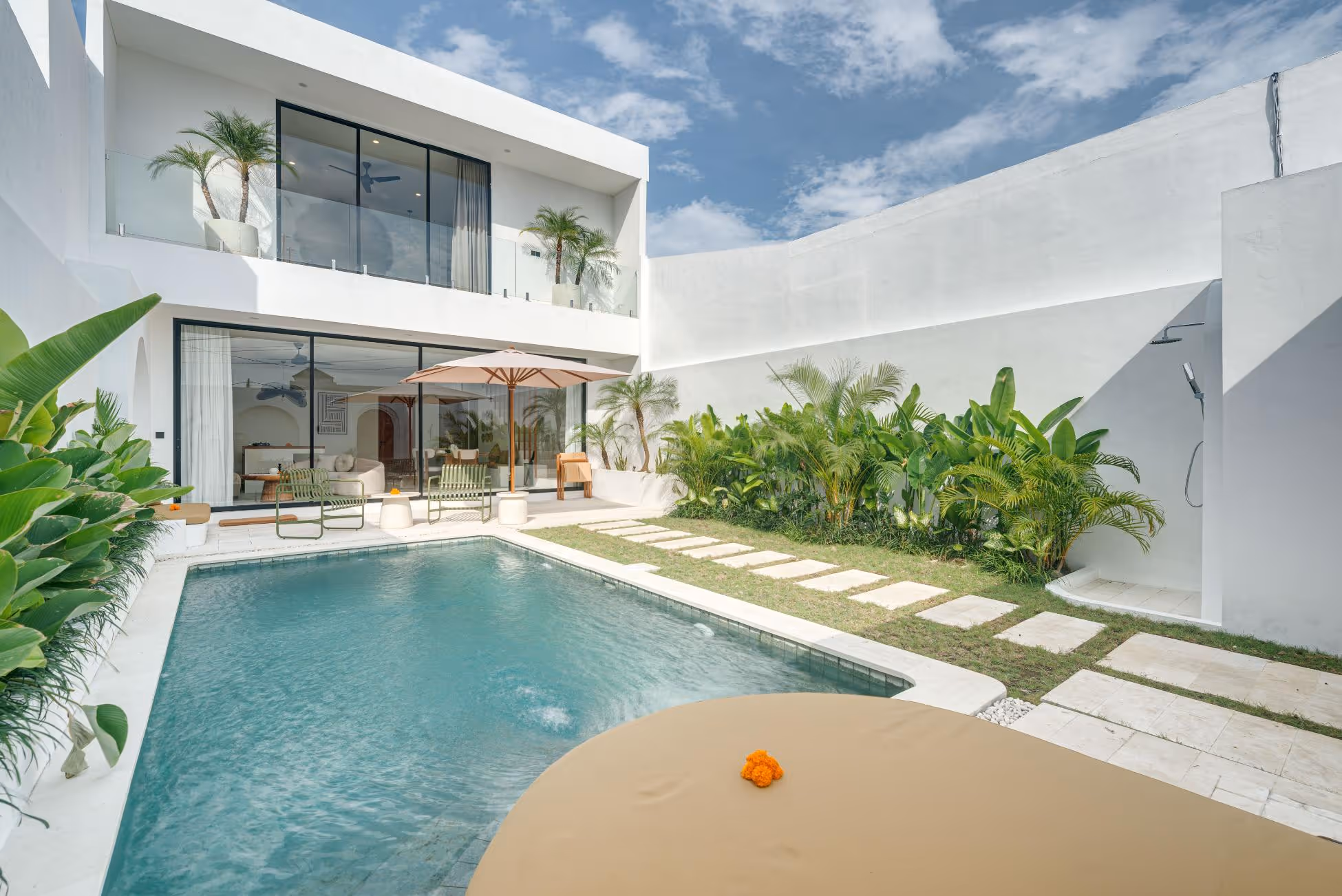 Alora Villa – Villa contemporaine 3 chambres en bail à Tumbak Bayuh — photo 1