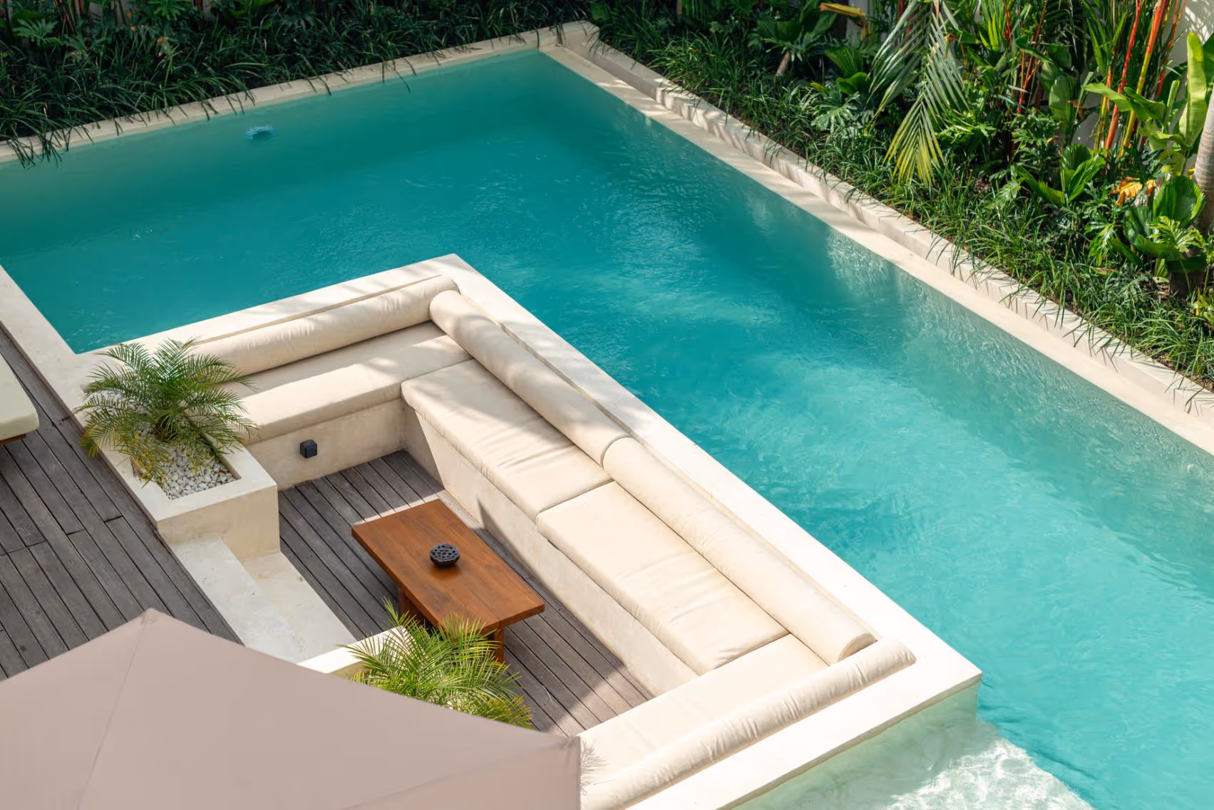 Slavina à Tumbak Bayuh – Villa moderne 5 chambres avec salon encastré et grande piscine privée (1/12)