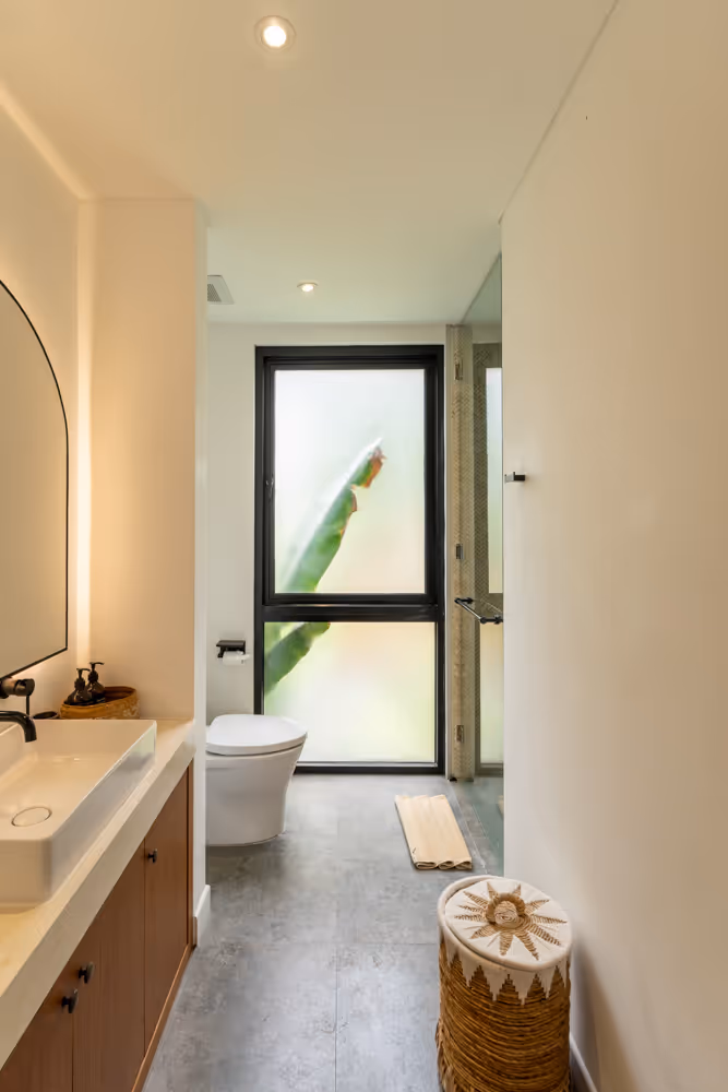 Villa Alinda - Modern 4-Bedroom Leasehold Villa with Rooftop Lounge in Batu Bolong (1/14)
