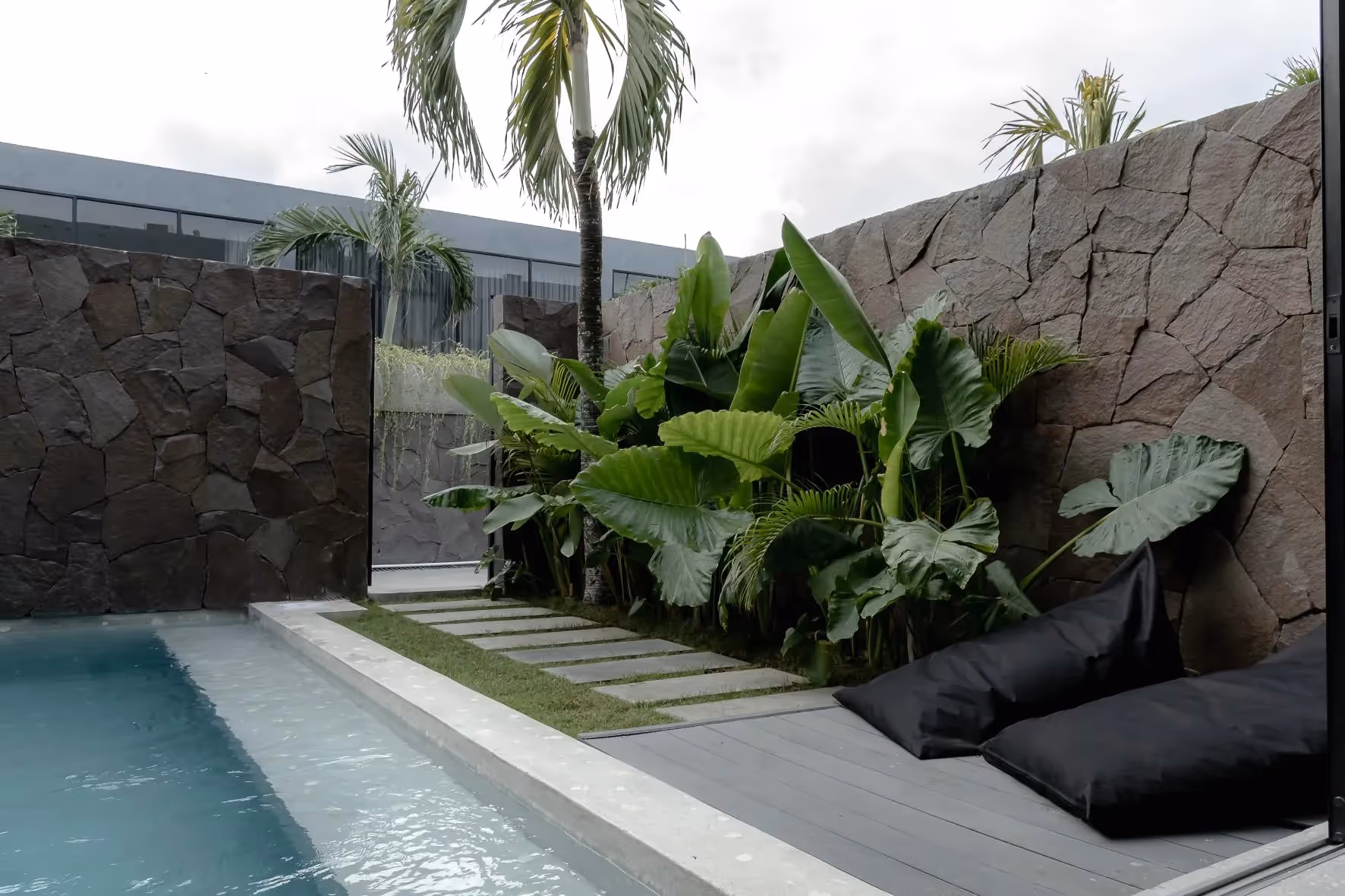 Calyx in Babakan – Modern 2BR Leasehold Townhouse with Private Pool (1/10)
