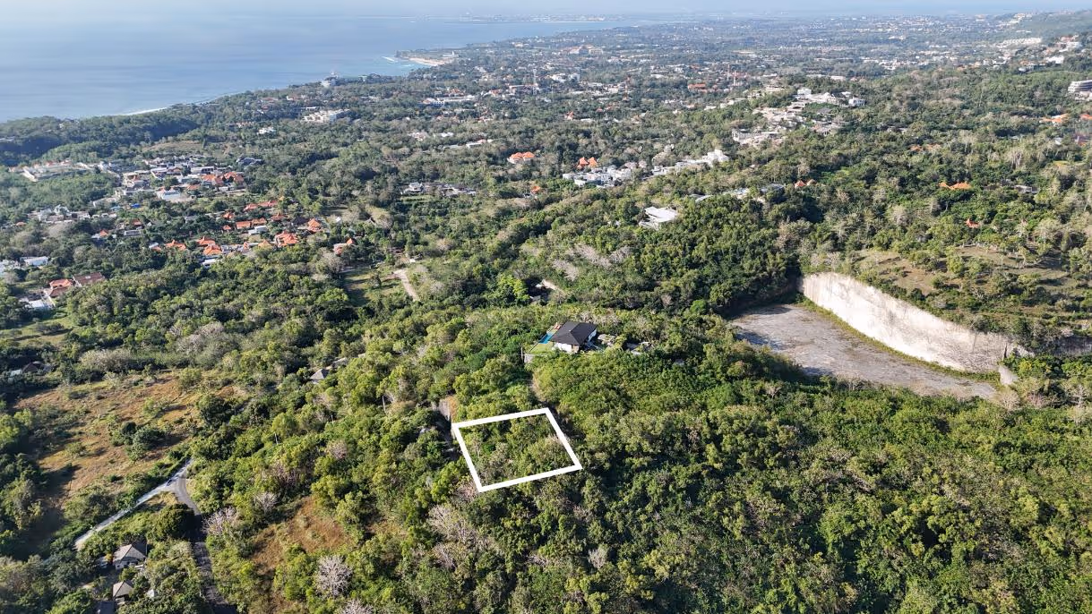 Luzie Plot – Terrain Enlacé par la Jungle avec Horizon Océanique dans le Sud de Bali — photo 1