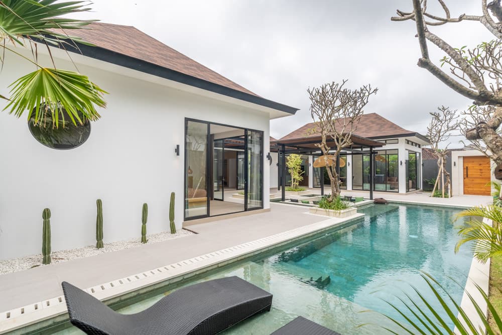 The Kavero Ungasan – Vila Tropis Kontemporer dengan Halaman Kolam Linear — foto 1