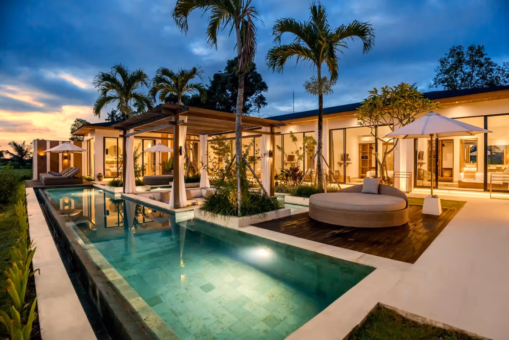 Villa Linara – Villa tropicale moderne en leasehold 6 chambres avec vue sur la jungle à Ubud — photo 1