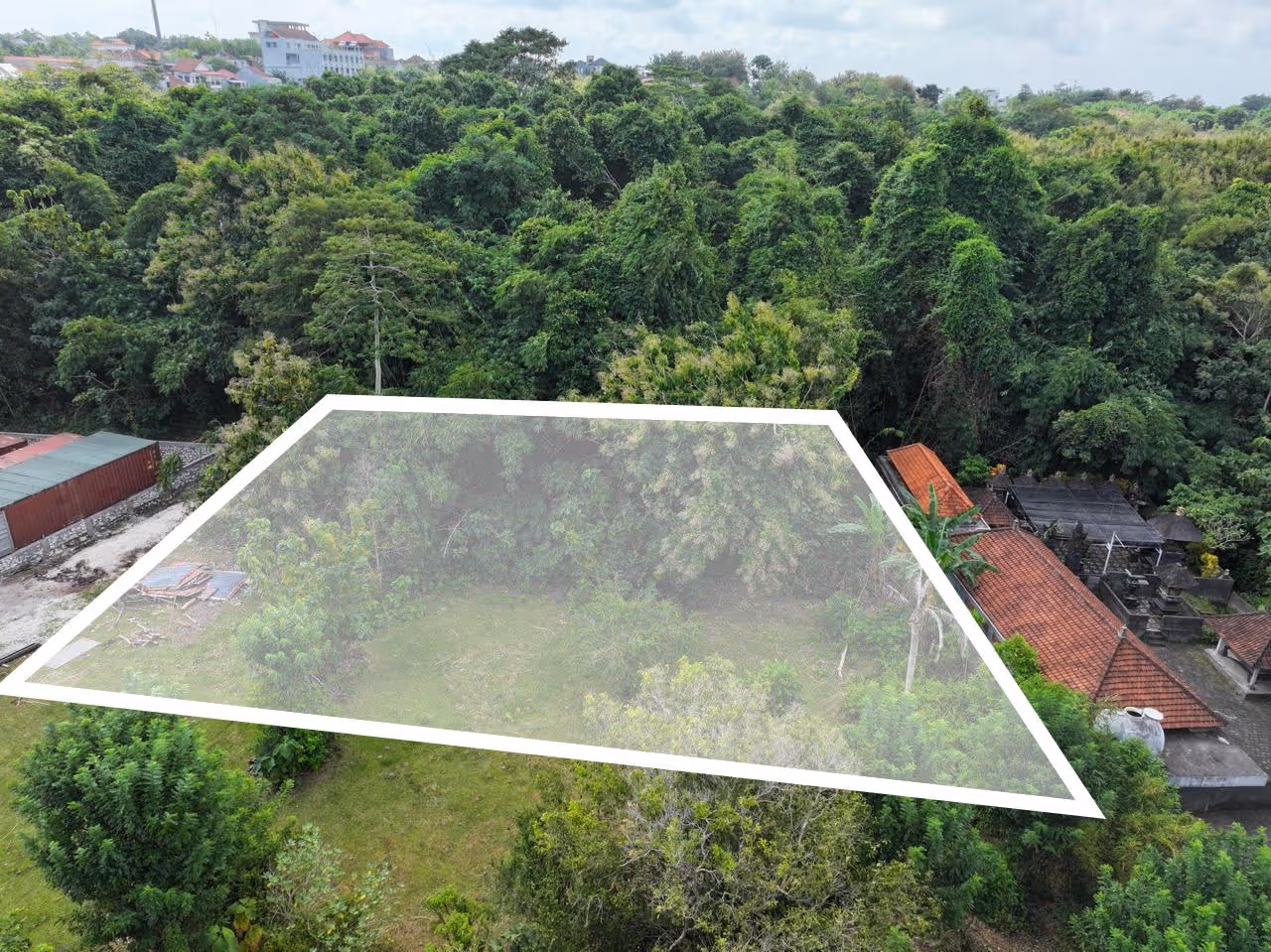 Land Victor – Terrain de 900 m² en cadre jungle avec accès par deux routes — photo 1